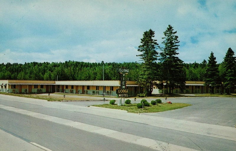 Chalet North Motel (Island View Lodge Motel) - Vintage Postcard